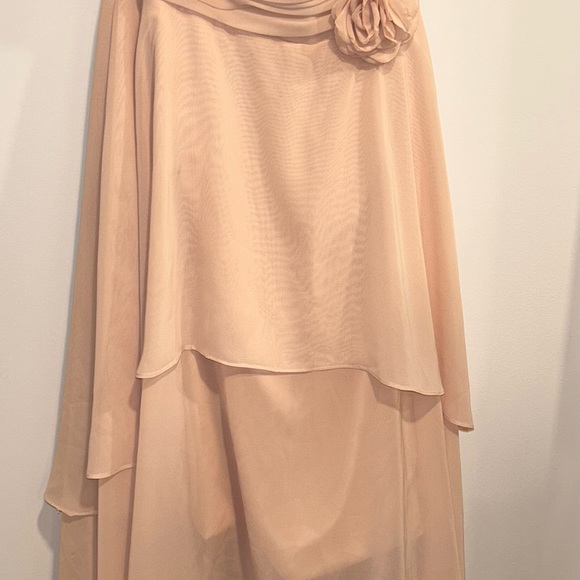 Bridesmaid dress, built in bra. Fitted bodess, flowy, tiered bottom - Picture 5 of 5